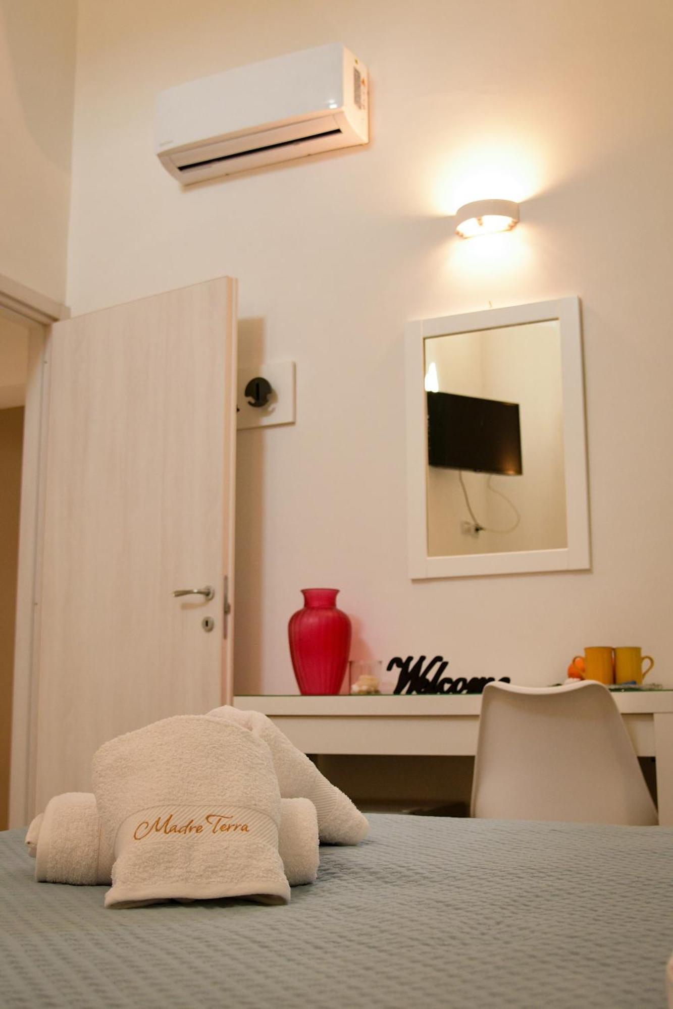 Madre Terra Airport Rooms And Suites Terrasini Extérieur photo