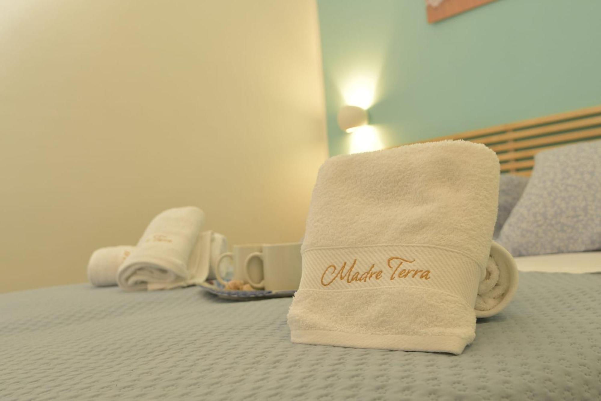 Madre Terra Airport Rooms And Suites Terrasini Extérieur photo
